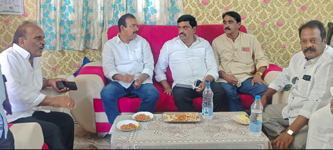 అనారోగ్యంతో విశ్రాంతి తీసుకుంటున్న కంచి సూరిని పరామర్శించిన ఎమ్మెల్యే నల్లారి కిషోర్ కుమార్ రెడ్డి